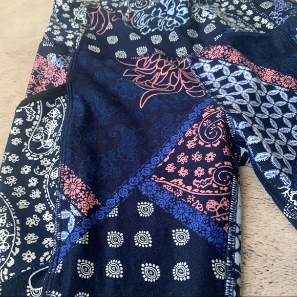 Maurice’s In Motion Paisley Print Cropped Leggings with 2 Pockets - Picture 4 of 8